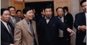 2000年国务院副总理李岚清在董事长陪同下参观pg电子网址－7